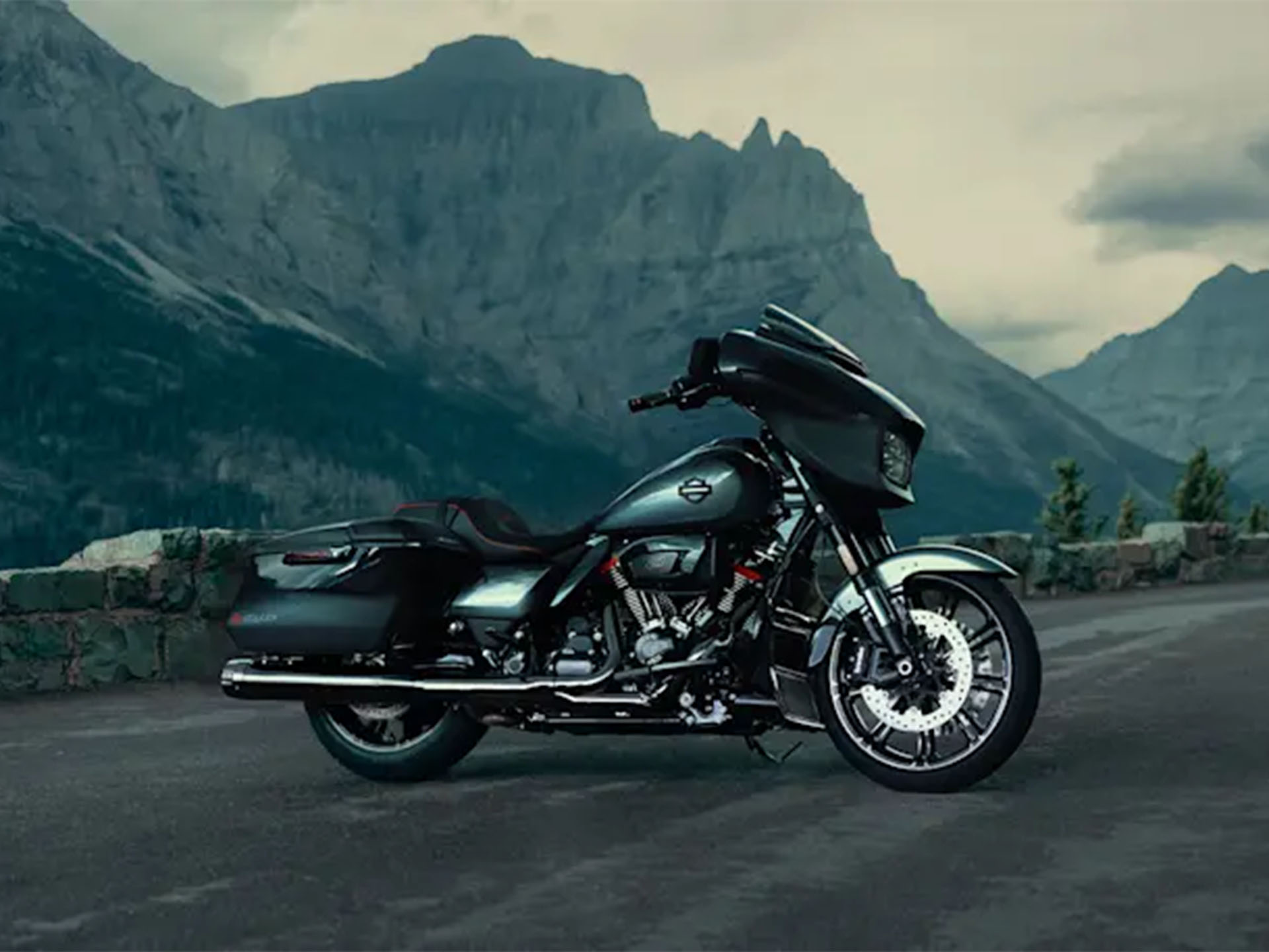 2025 Harley-Davidson CVO™ Street Glide® - media 9