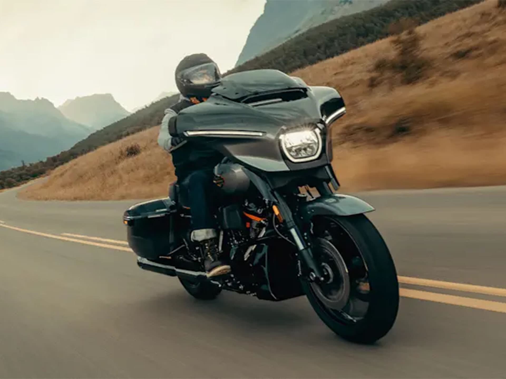 2025 Harley-Davidson CVO™ Street Glide® - media 11