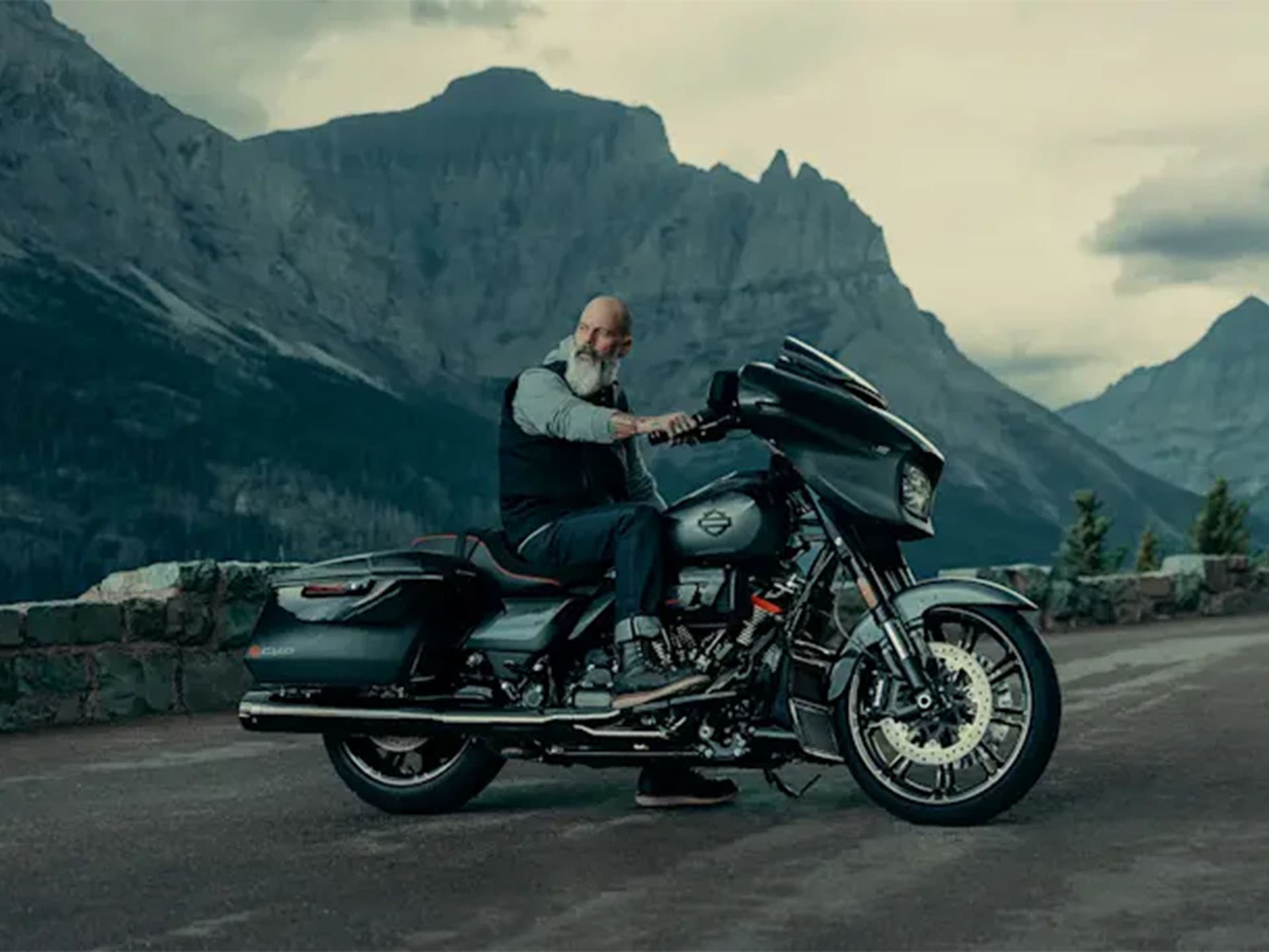 2025 Harley-Davidson CVO™ Street Glide® - media 12