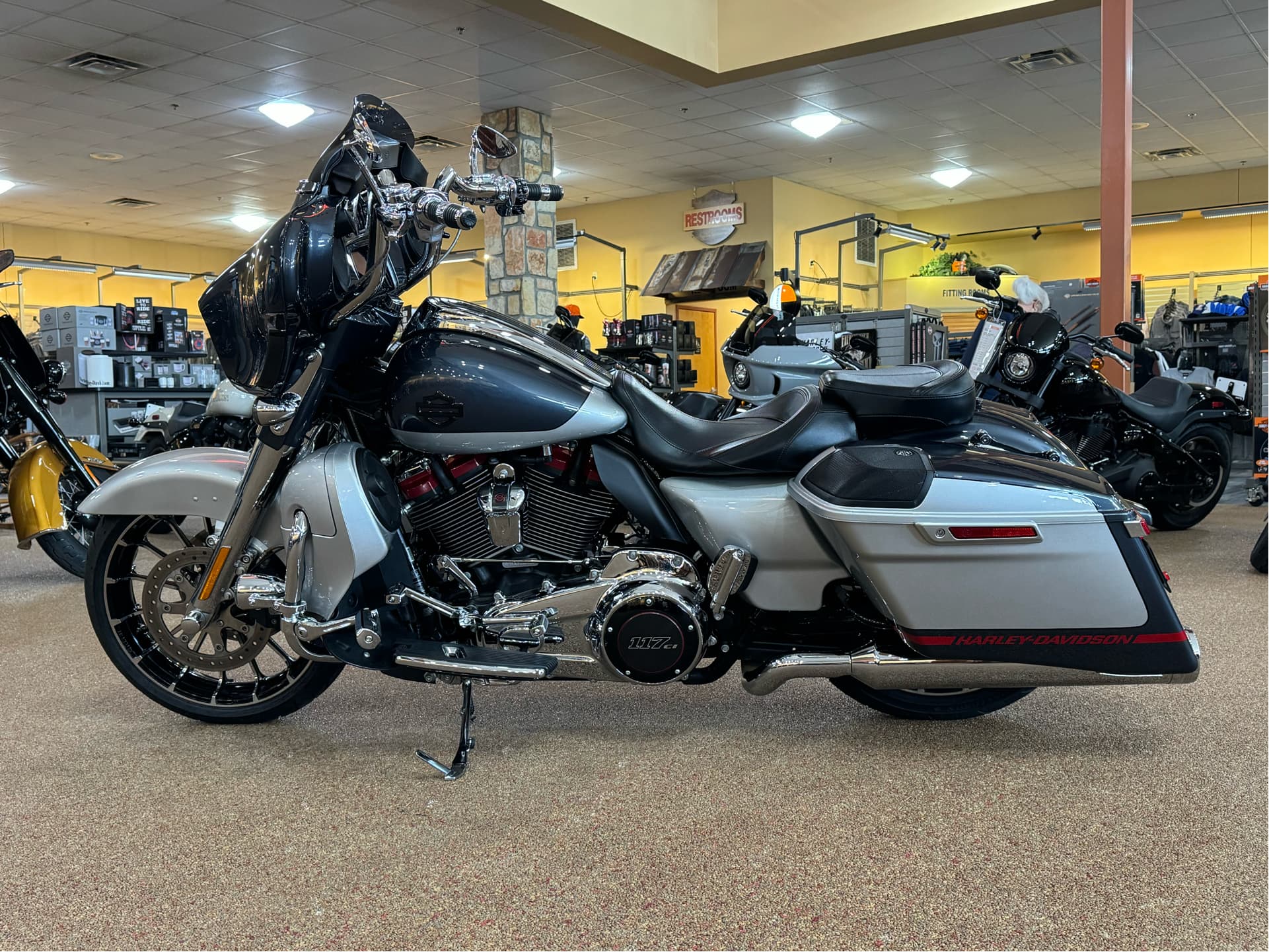 2019 Harley-Davidson CVO™ Street Glide® - media 11