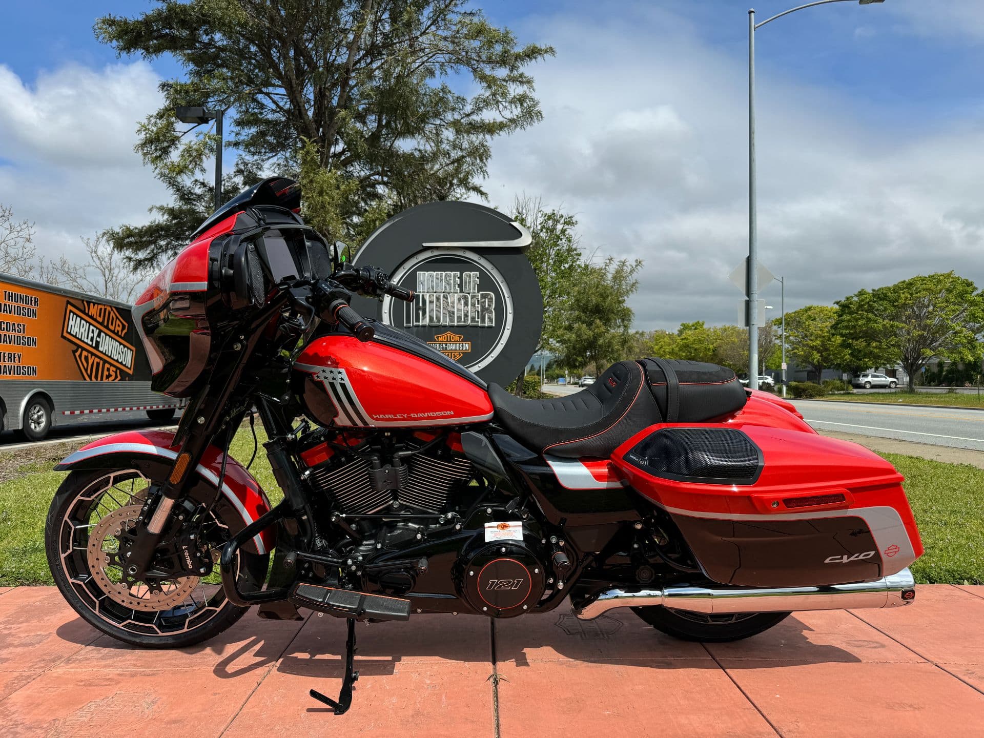 2024 Harley-Davidson CVO™ Street Glide® - media 9